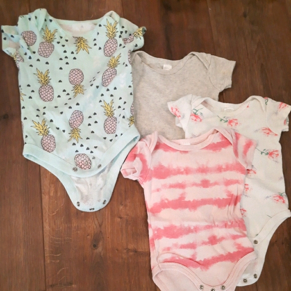 4x Short-Sleeved Onesies - Picture 1 of 3